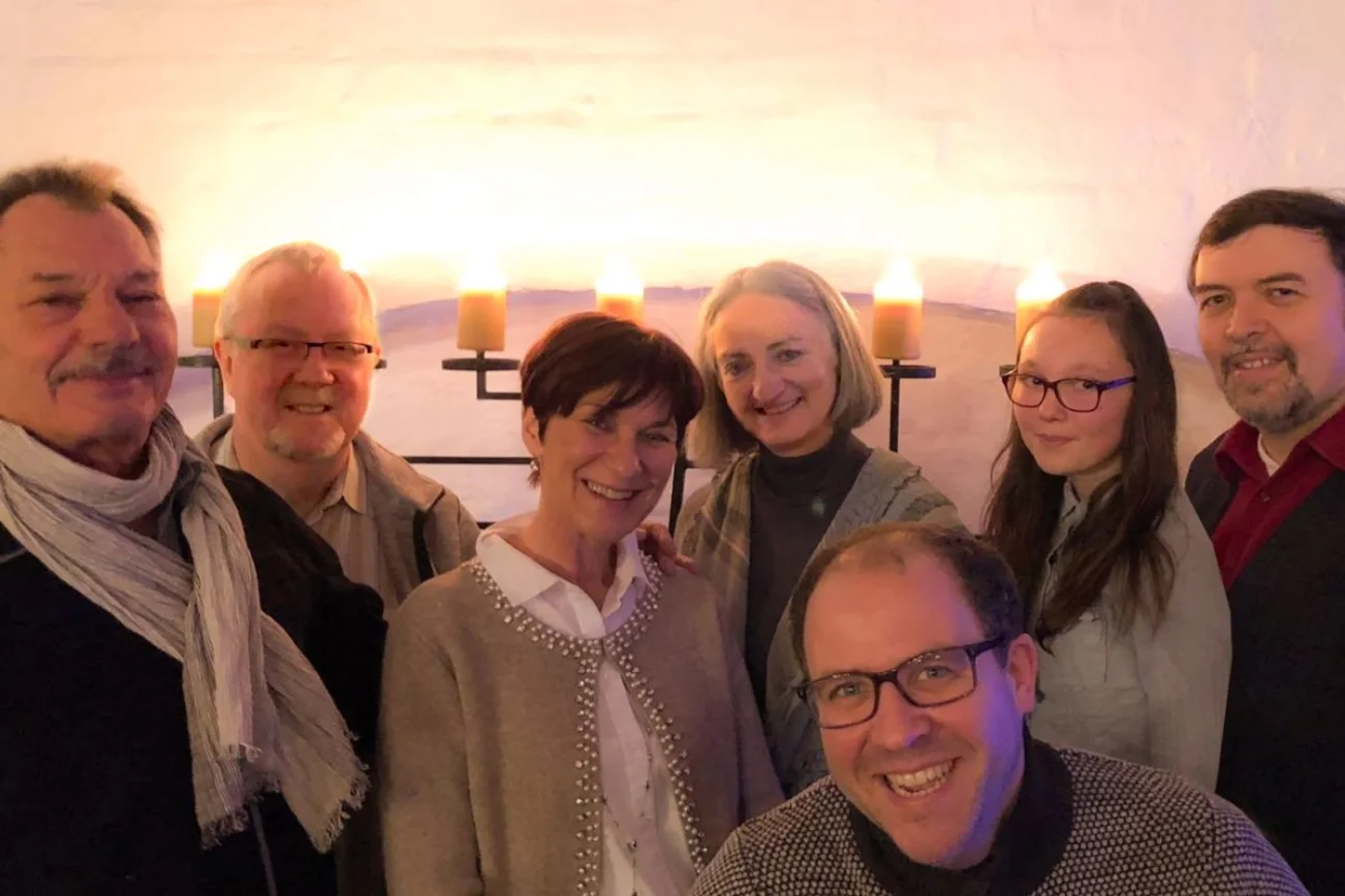 Eine Gruppenaufnahme der Bandmitglieder in der Kirche