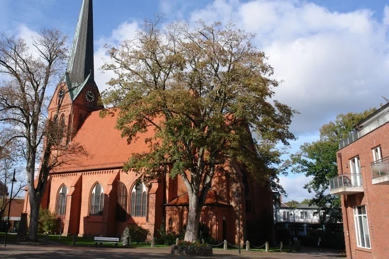 Kirchengebäude mit Bäumen
